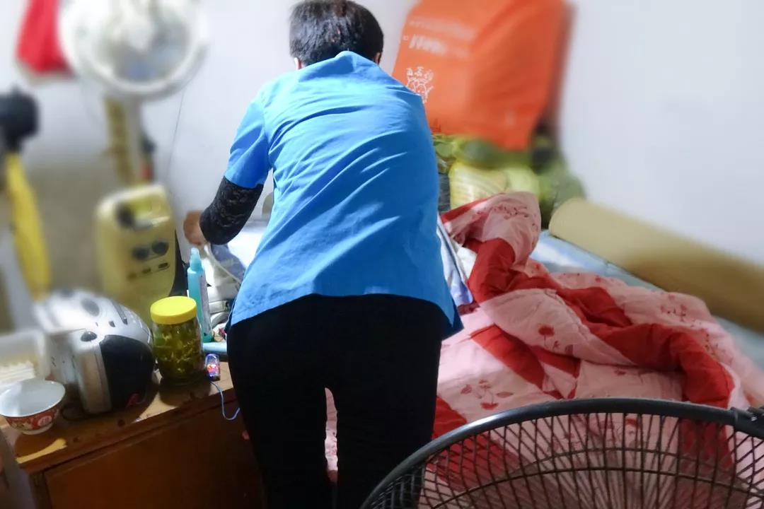 为老人整理床单位.jpg